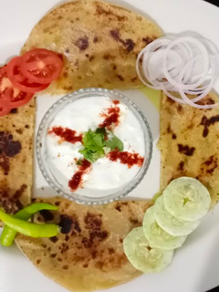આલુ પનીર સ્ટફ્ડ પરાઠા (Aloo paneer stuffed paratha recipe in gujarati) રેસીપી મુખ્ય ફોટો