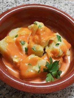 Una foto de Papas aliñás con salmorejo