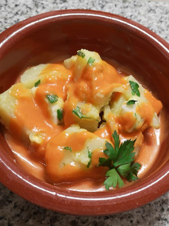 Una foto de Papas aliñás con salmorejo