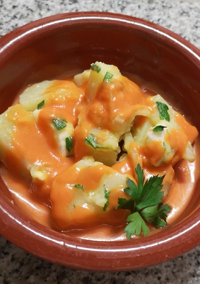 Una foto de Papas aliñás con salmorejo