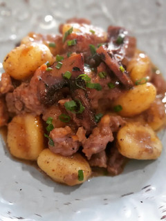 Una foto de Gnocchis con salchichas y salsa de champiñones