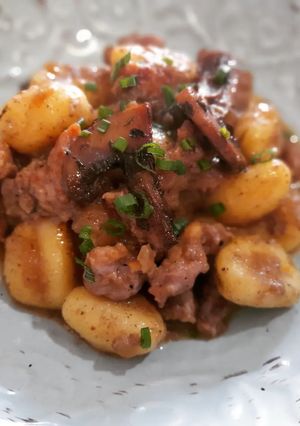 Una foto de Gnocchis con salchichas y salsa de champiñones