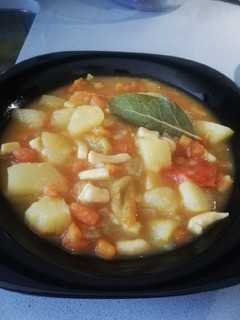 Una foto de Estofado de potón con patatas 🐙 🥔