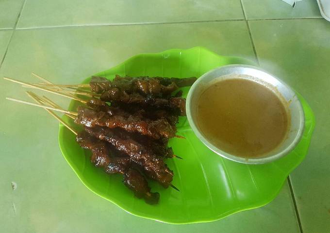 Sate kerbau bumbu dendeng + sambel kacang endeeeees 😗😋