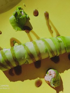 Una foto de Canelón de aguacate relleno de atún