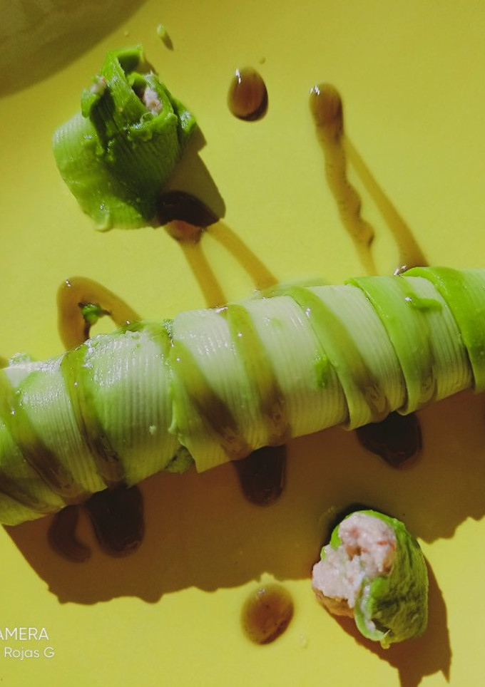 Una foto de Canelón de aguacate relleno de atún