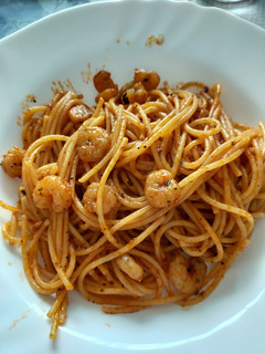 Una foto de Espaguetis con gambas