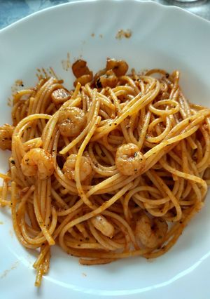 Una foto de Espaguetis con gambas
