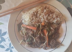 Una foto de Arroz con carne mongoliana