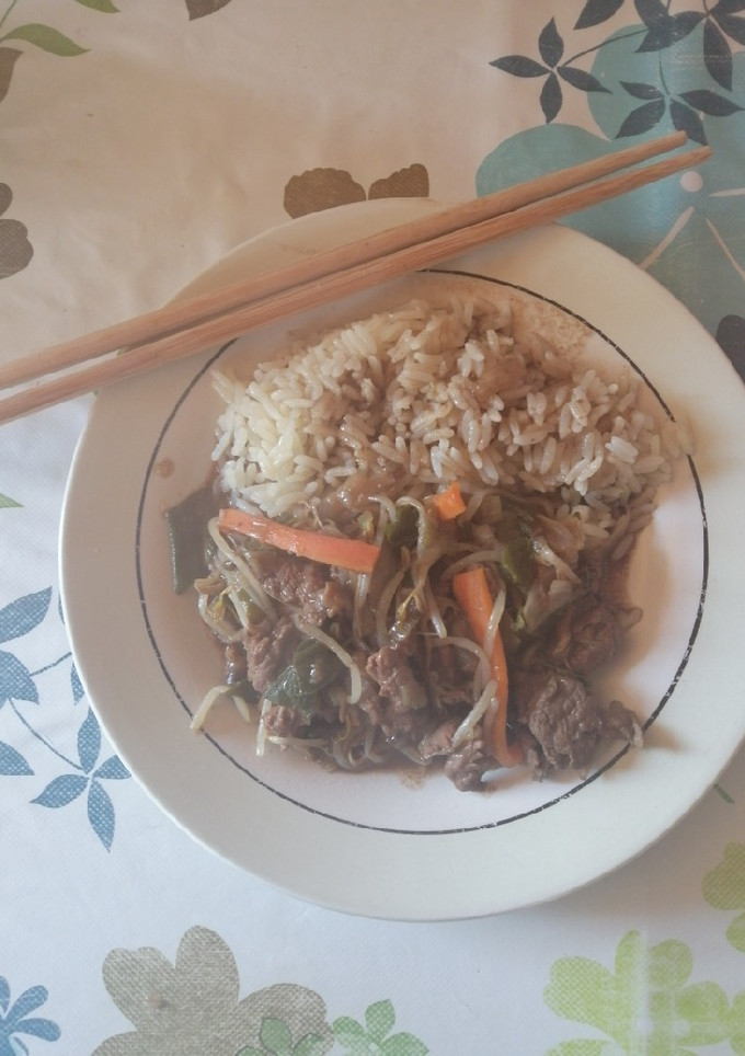 Una foto de Arroz con carne mongoliana