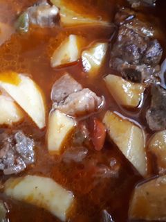 Una foto de Costilla con patatas al vino tinto