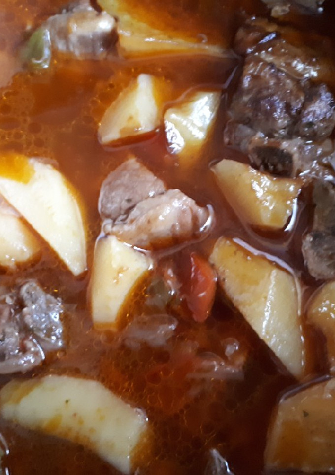 Una foto de Costilla con patatas al vino tinto