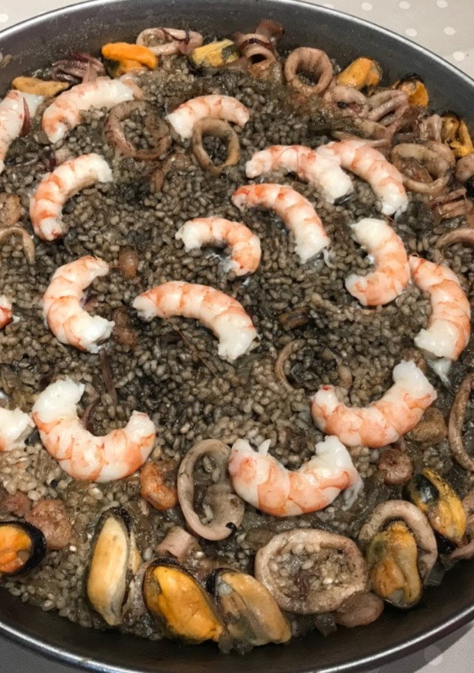 Una foto de Arroz Negro Valenciano al Gambón