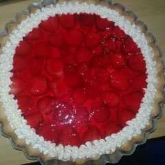Una foto de Tarta de frutillas y crema chantilly 😋🍓