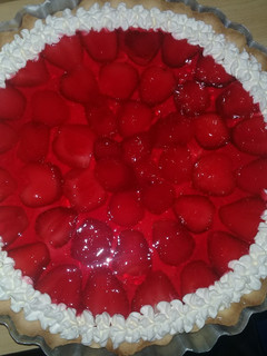 Una foto de Tarta de frutillas y crema chantilly 😋🍓