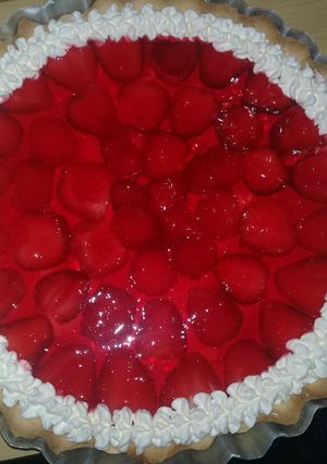Una foto de Tarta de frutillas y crema chantilly 😋🍓