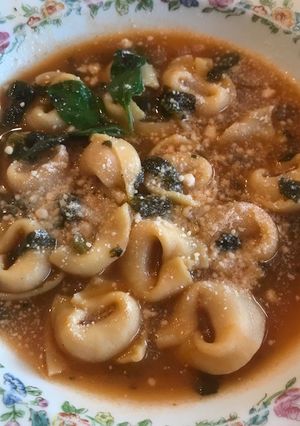 Una foto de Tortellini con espinacas