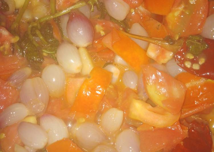 Small onion tomato thokku