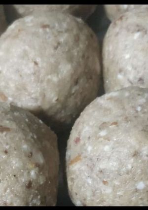 A picture of Gond ke laddu.
