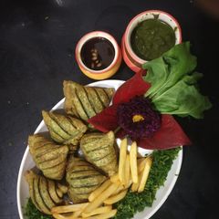 A picture of Striped haryali samosa.