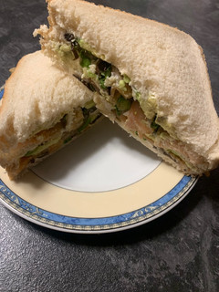 Una foto de Sándwich de Salmón ahumado con aguacate