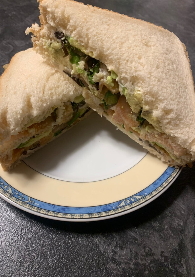 Una foto de Sándwich de Salmón ahumado con aguacate