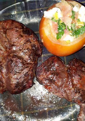 Una foto de Bife americano c tomates rellenos