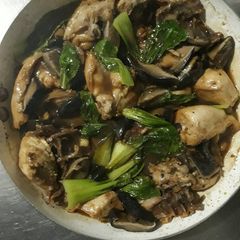 A picture of Korean bbq Chicken with Shiitake mushrooms.
