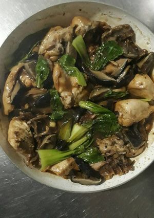 A picture of Korean bbq Chicken with Shiitake mushrooms.