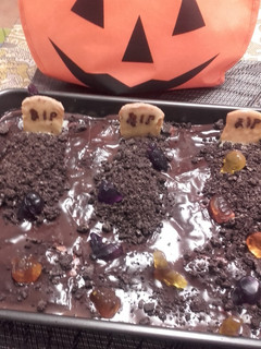 Una foto de Pastel cementerio de chocolate Halloween