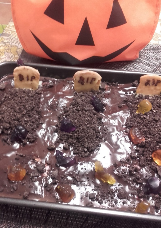 Una foto de Pastel cementerio de chocolate Halloween