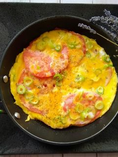 【一鍋到底】蕃茄起司烘蛋(簡易快速10分鐘上桌) 的食譜成品照片