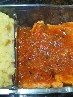 Una foto de Pescado en salsa roja (limón, tomate, romero)