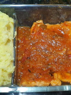 Una foto de Pescado en salsa roja (limón, tomate, romero)