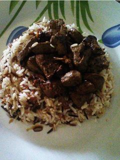 Una foto de Hígado con ajetes y arroz integral vaporizado 🍴