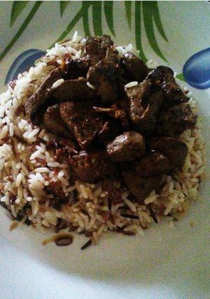 Una foto de Hígado con ajetes y arroz integral vaporizado 🍴