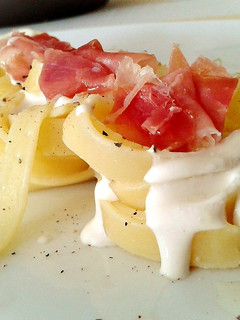 Una foto de Tagliatelle con crema de brie y jamón ibérico