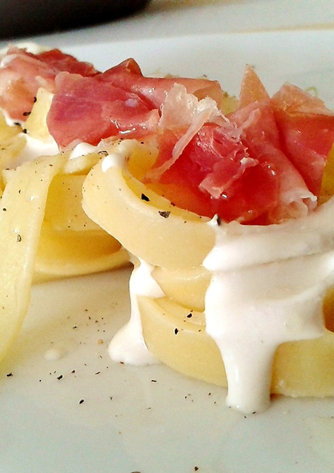 Una foto de Tagliatelle con crema de brie y jamón ibérico