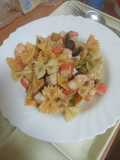 Ensalada de pasta con marisco, queso y vinagreta de orégano