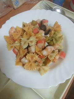 Una foto de Ensalada de pasta con marisco, queso y vinagreta de orégano