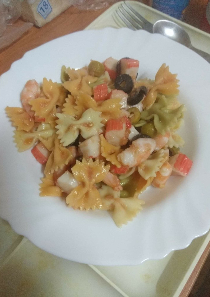 Una foto de Ensalada de pasta con marisco, queso y vinagreta de orégano