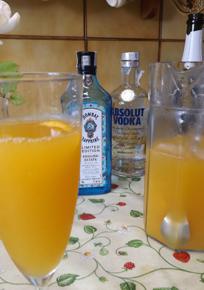 Una foto de Cóctel de naranja y pomelo, con algo más