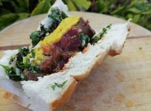 Una foto de Choripan con mostaza