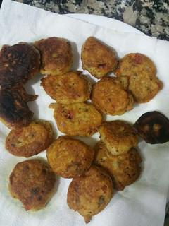 Una foto de Buñuelos con pimiento rojo, atún y champiñones