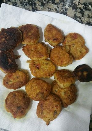 Una foto de Buñuelos con pimiento rojo, atún y champiñones