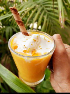मैंगो शेक विथ आइसक्रीम(mangoshake with icecream recipe in hindi) रेसिपी मुख्य फोटो