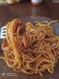 Una foto de Spaghetti con salchichas de una forma especial