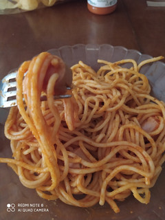 Una foto de Spaghetti con salchichas de una forma especial
