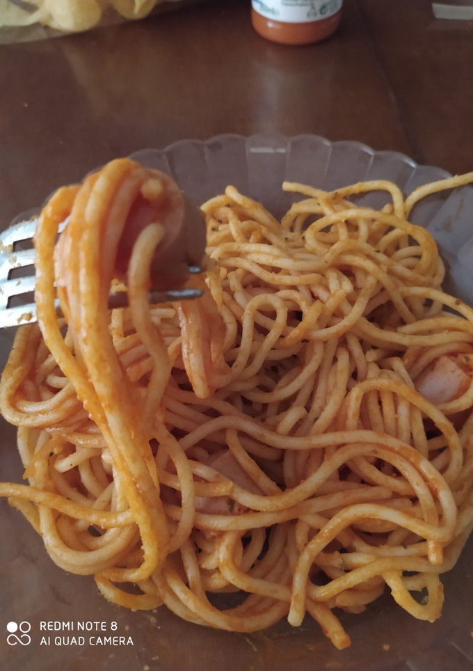 Una foto de Spaghetti con salchichas de una forma especial