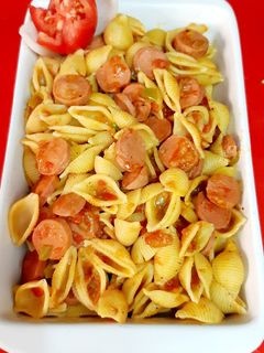 صورة لوصفة معكرونة بالنقانق 🍝